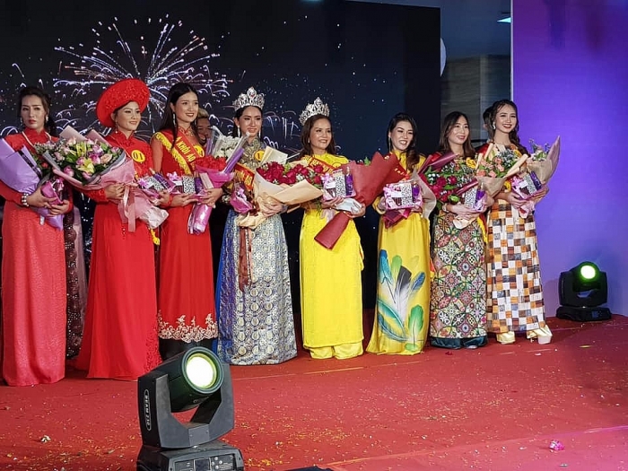 lan dau tien to chuc cuoc thi ao dai tai malaysia va lao