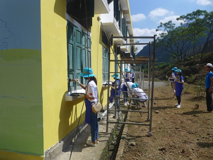 100 tinh nguyen vien han quoc cai tao truong cho tre em hoa binh