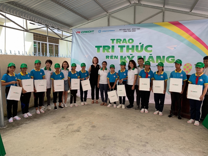 saigonchildren va fe credit trao 100 suat hoc bong cho tre em tra vinh