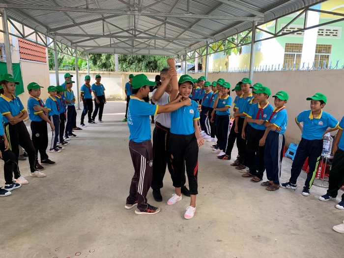 saigonchildren va fe credit trao 100 suat hoc bong cho tre em tra vinh