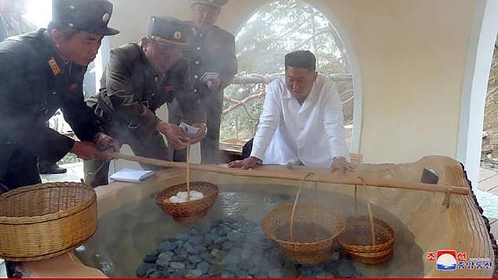 trieu tien nhac my khong quen loi hen cuoi nam kcna