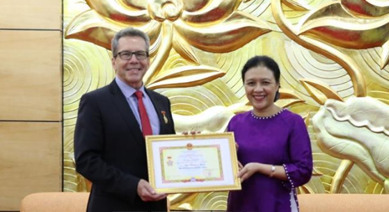 vufo ghi nhan dong gop cua giam doc childfund australia sau gan 14 cong hien cho tre em