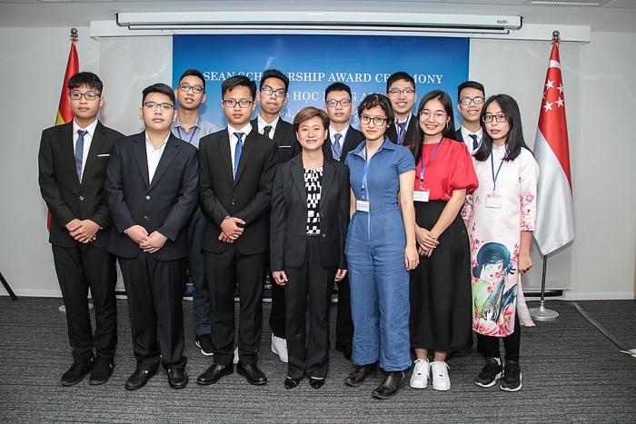 hoc sinh duoc nhan hoc bong asean se bat dau hoc tai singapore tu 2020