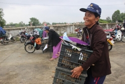 cuoc song hanh phuc cua em be muong lat liet 2 chan sau 3 nam duoc nhan nuoi
