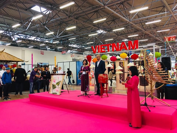 nguoi dan italia thich thu van hoa nhac cu mua roi nuoc viet nam