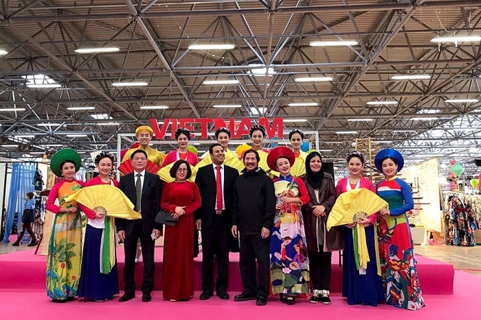 nguoi dan italia thich thu van hoa nhac cu mua roi nuoc viet nam
