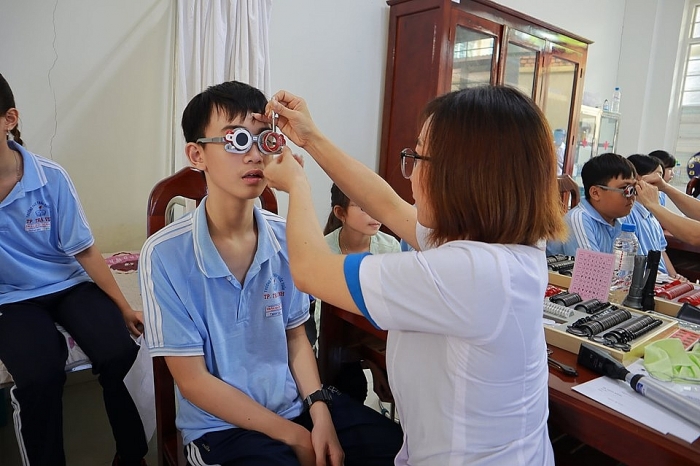 gan 200 hoc sinh tra vinh dau tien duoc hki sang loc cac tat khuc xa cap kinh
