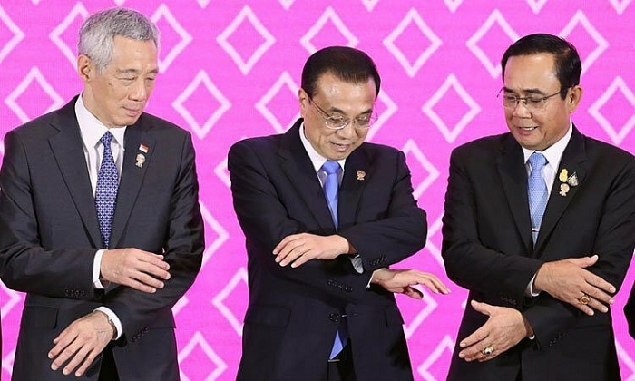 trung quoc 6 lan ban phao sang canh cao may bay tuan tra cua philippines