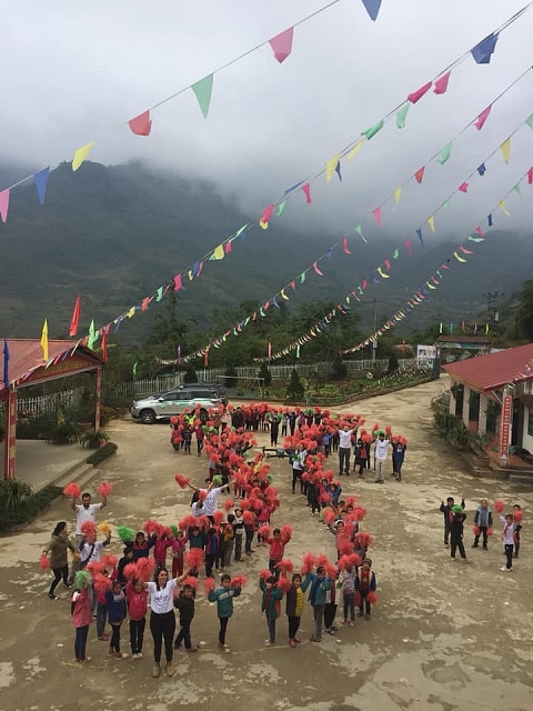 tinh nguyen vien israel day tieng anh son sua 3 truong tai lao cai