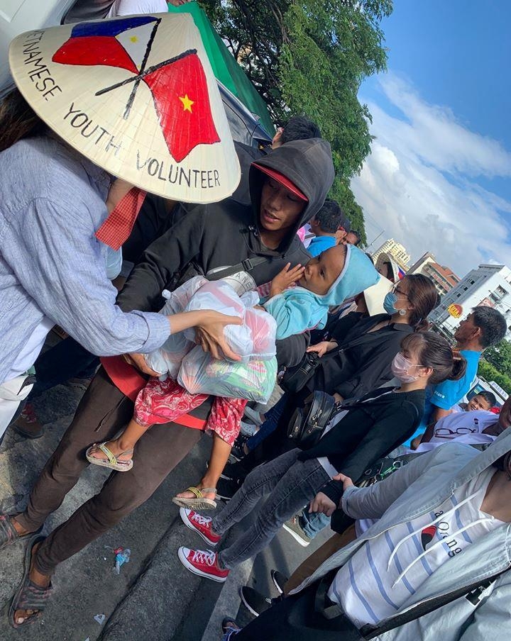 truoc them nam moi nguoi tre viet nam trao qua cho nguoi ngheo tai philippines
