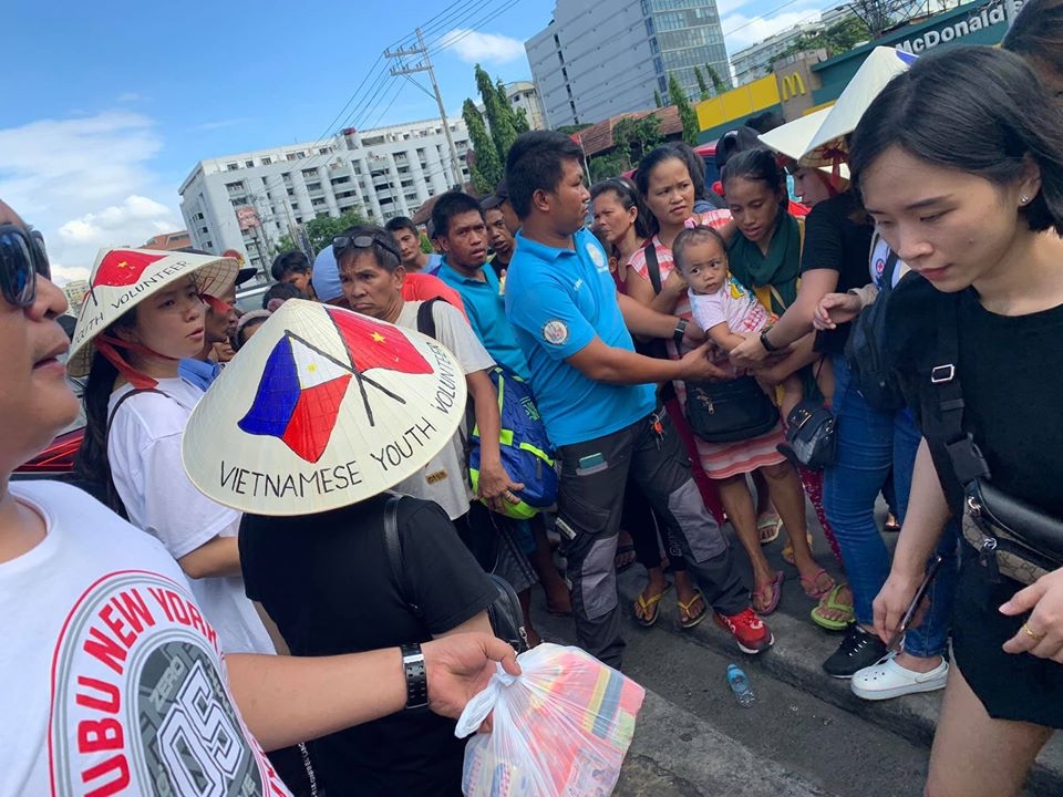 truoc them nam moi nguoi tre viet nam trao qua cho nguoi ngheo tai philippines