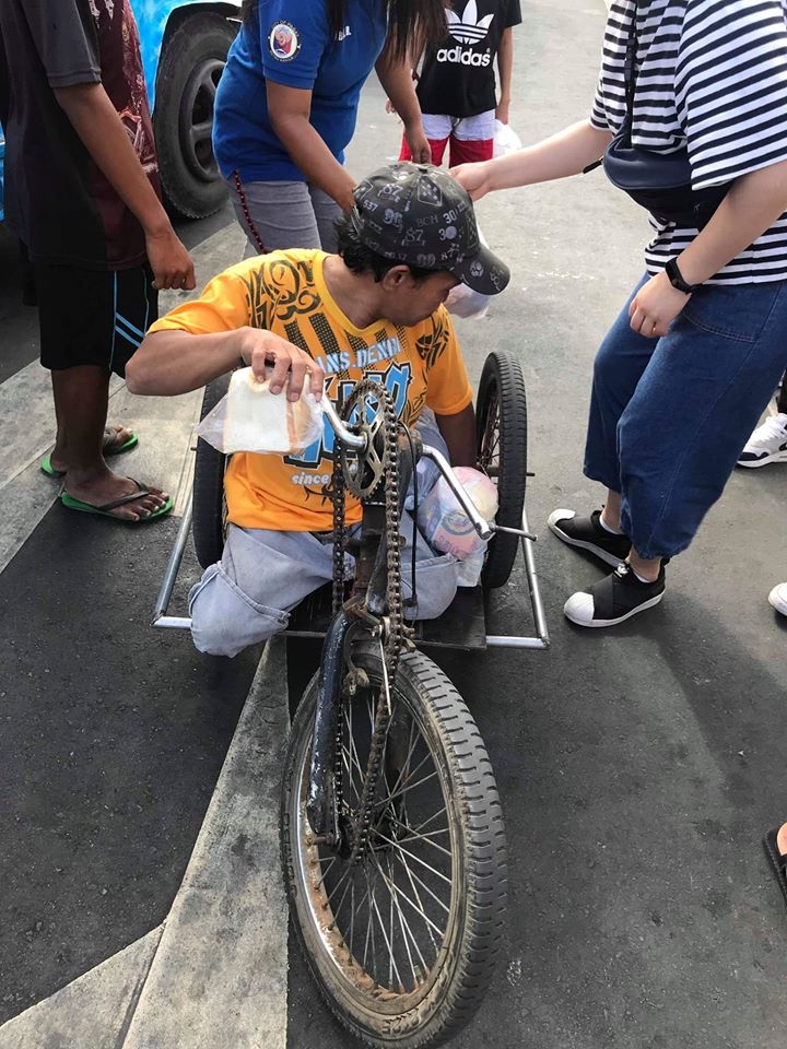 truoc them nam moi nguoi tre viet nam trao qua cho nguoi ngheo tai philippines