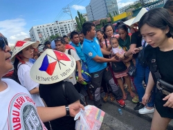 bong da dua cong dong nguoi viet tai philippines xich lai gan nhau nhan dip nam moi