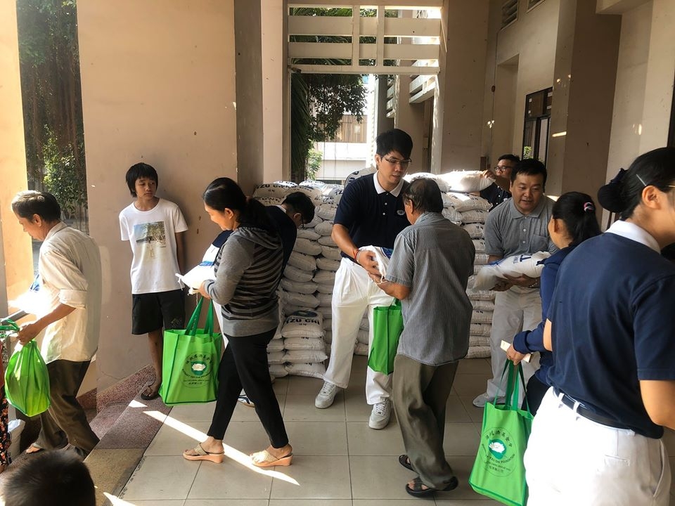 hoi tu thien tzu chi trao qua tet cho ba con ngheo tai tphcm
