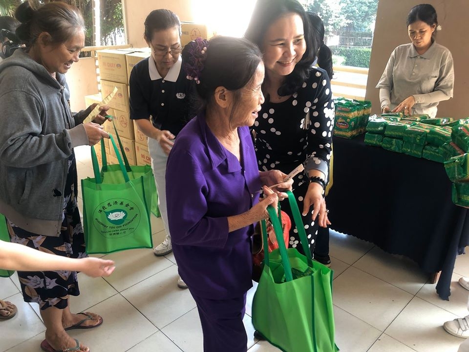 Tzu Chi trao quà Tết cho bà con nghèo tại TP.Hồ Chí Minh