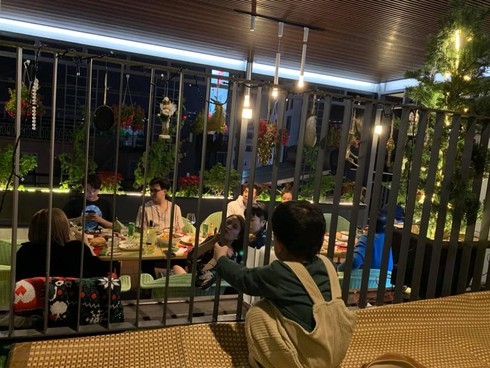 tin tuc giai tri viet moi nhat 24h 212 nam ca si lynk lee khoe hinh anh nu tinh voi vay tre vai