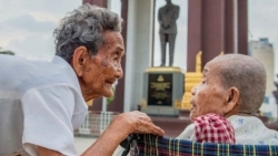 cuoc song hanh phuc cua em be muong lat liet 2 chan sau 3 nam duoc nhan nuoi