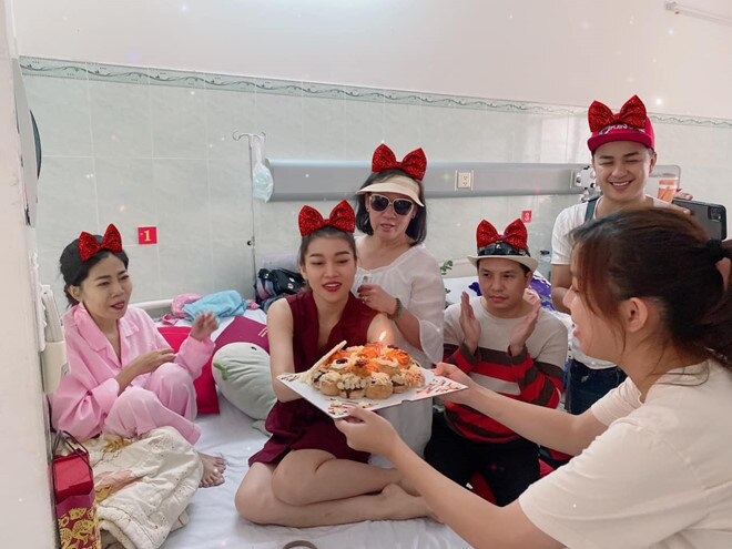 tin tuc giai tri sao viet hom nay 93 phuong oanh hon ban trai qua khau trang giua mua dich covid 19