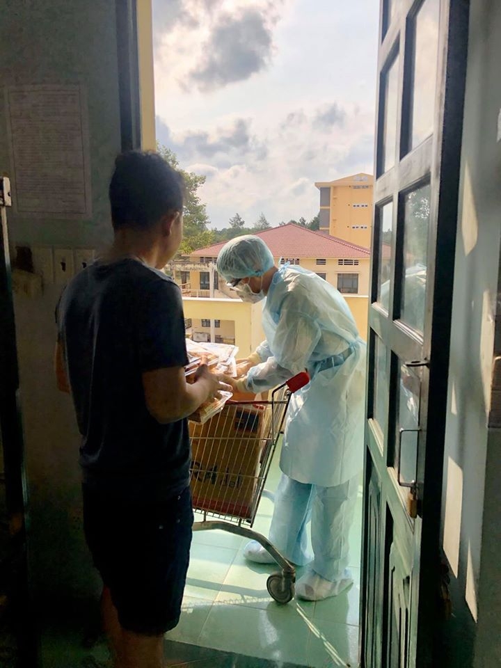 tiem tap hoa co vy cua chang trai di cach ly gay sot cong dong mang