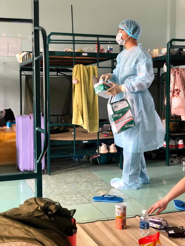 tiem tap hoa co vy cua chang trai di cach ly gay sot cong dong mang