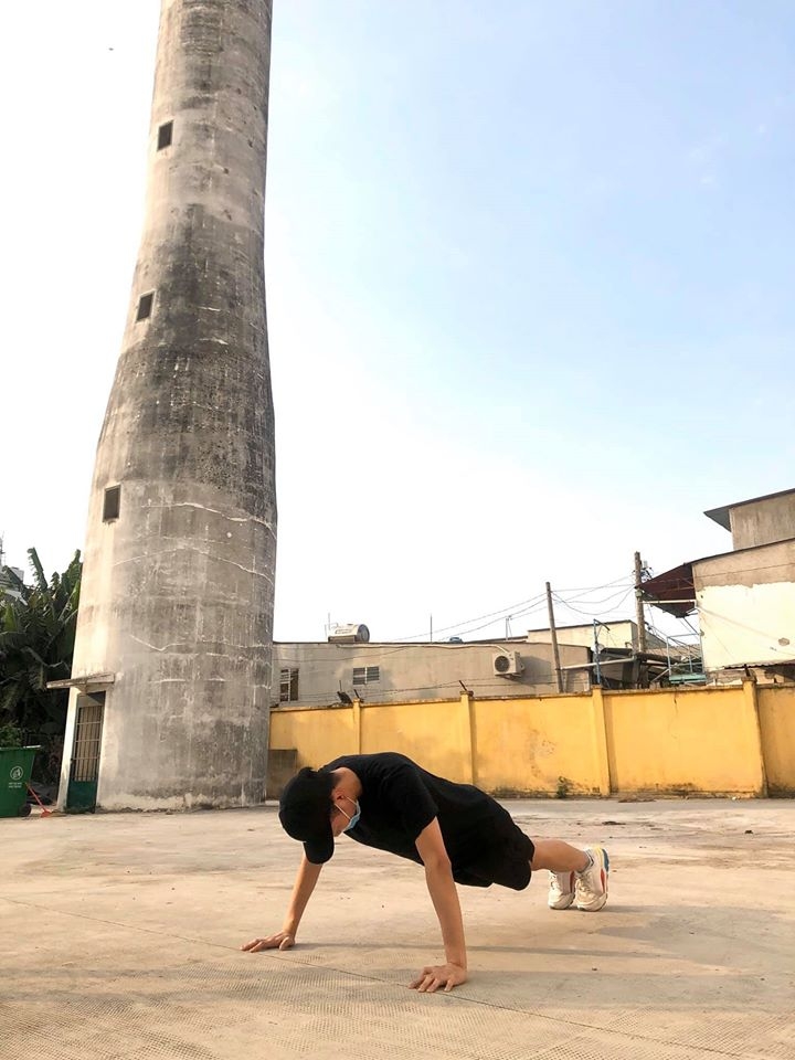 tiem tap hoa co vy cua chang trai di cach ly gay sot cong dong mang