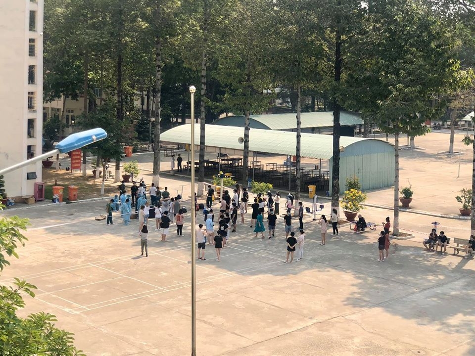 tiem tap hoa co vy cua chang trai di cach ly gay sot cong dong mang