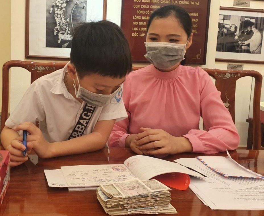 cau be 8 tuoi danh het tien tiet kiem cho quy chong dich covid 19