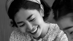 xot xa hinh anh con gai mai phuong ngo ngac ben linh cuu cua me