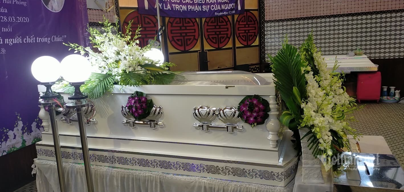 le tang mai phuong dien ra chieu nay con gai co van chua biet ve su ra di cua me