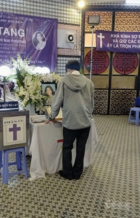 le tang mai phuong dien ra chieu nay con gai co van chua biet ve su ra di cua me