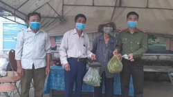 cua tiem tap hoa tang luong thuc cho nguoi gap kho khan mua dich covid 19