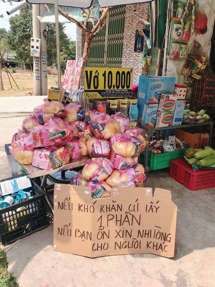 cua tiem tap hoa tang luong thuc cho nguoi gap kho khan mua dich covid 19