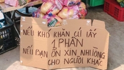 Cửa hàng tạp hóa tặng lương thực cho người gặp khó khăn mùa dịch Covid-19
