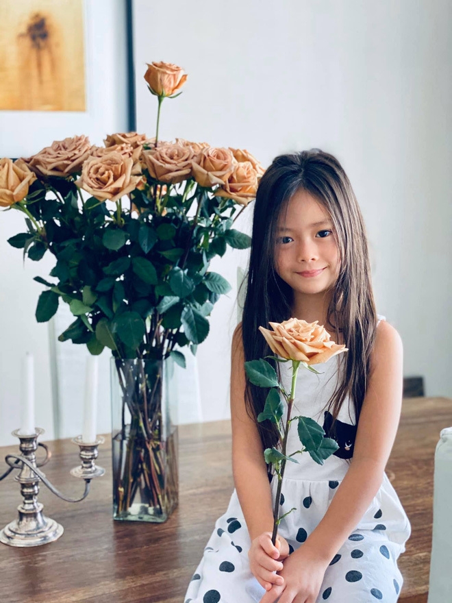 thien than nho 6 tuoi nha doan trang lai tay xinh xan thao 3 thu tieng