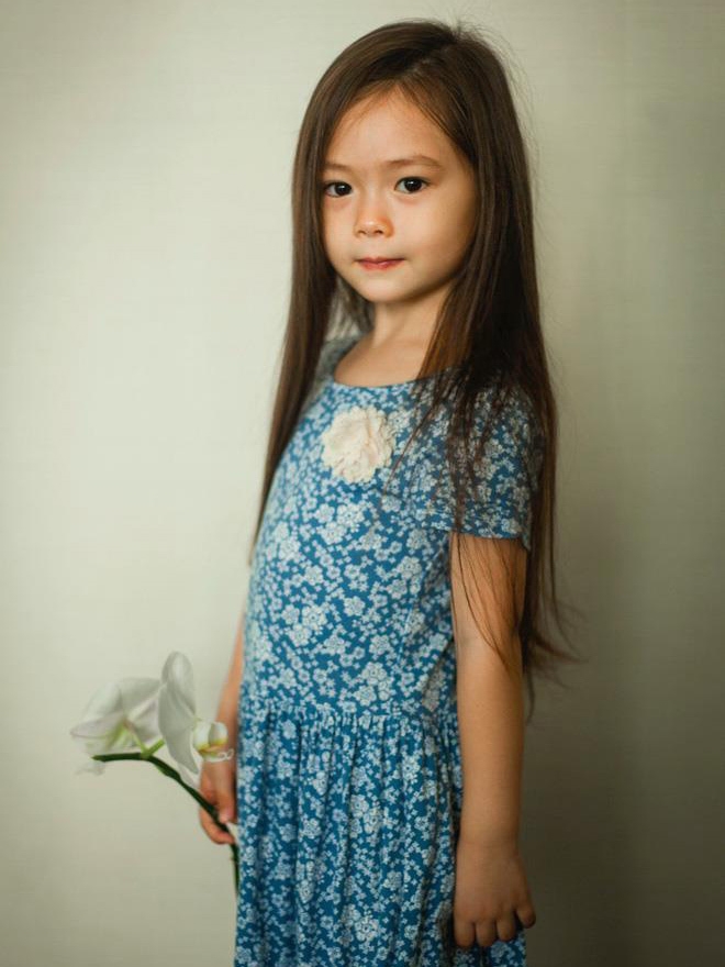 thien than nho 6 tuoi nha doan trang lai tay xinh xan thao 3 thu tieng