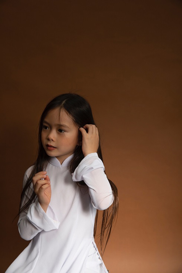 thien than nho 6 tuoi nha doan trang lai tay xinh xan thao 3 thu tieng