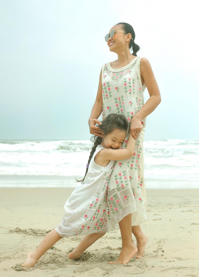 thien than nho 6 tuoi nha doan trang lai tay xinh xan thao 3 thu tieng