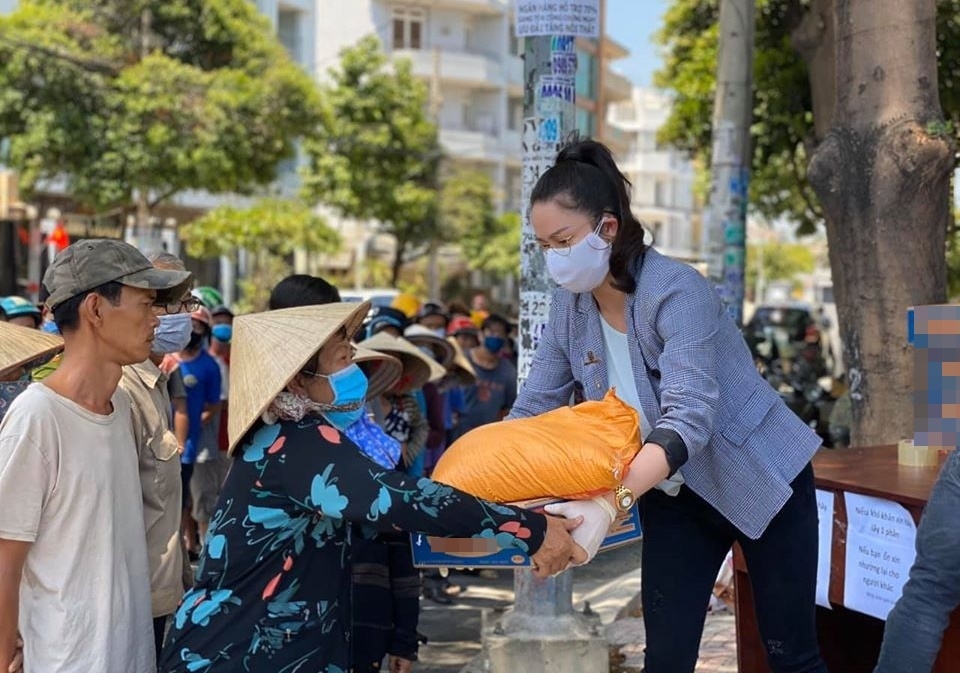 tin tuc giai tri sao viet hom nay 74 nhat kim anh quyen gop 3 tan gao cho nguoi dan kho khan mua dich covid 19