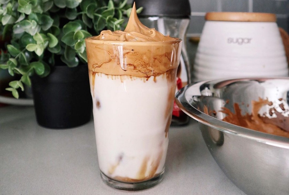 Cà phê bọt biển, trứng chiên bồng bềnh và loạt món ngon gây sốt những ngày cách ly xã hội nhung mon ngon gay sot cong dong mang mua dich covid 19