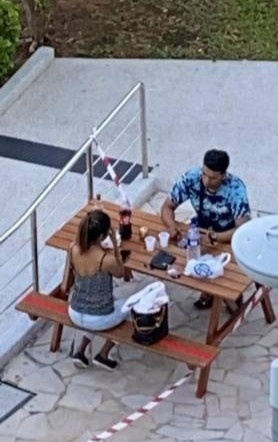 doi tre nop phat 600 usd vi om hon nhau giua luc cach ly xa hoi phong covid 19