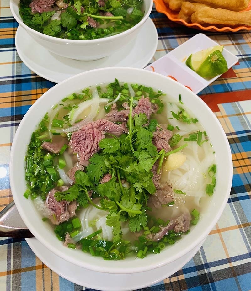 nguoi ha noi tim cho an pho trong ngay dau tien noi long gian cach xa hoi