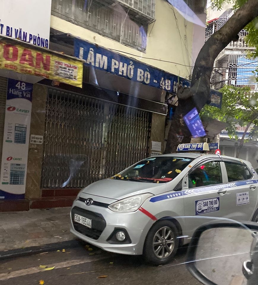 nguoi ha noi tim cho an pho trong ngay dau tien noi long gian cach xa hoi