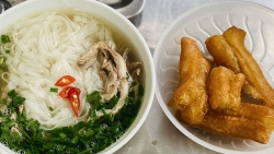 Người Hà Nội tìm chỗ ăn phở trong ngày đầu tiên hết cách ly xã hội