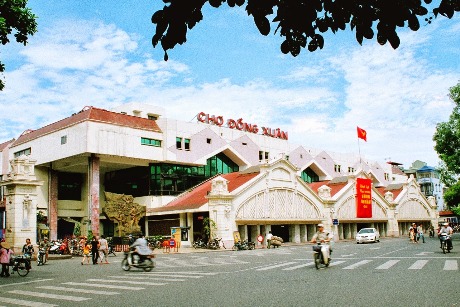 cung du khach nuoc ngoai vong quanh cac ngoi cho tru danh nhat dat ha thanh