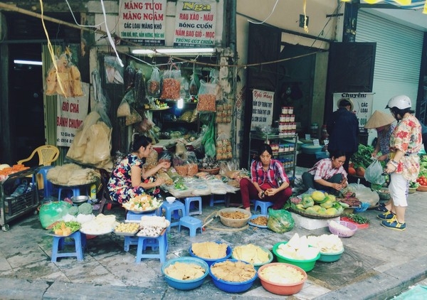 cung du khach nuoc ngoai vong quanh cac ngoi cho tru danh nhat dat ha thanh