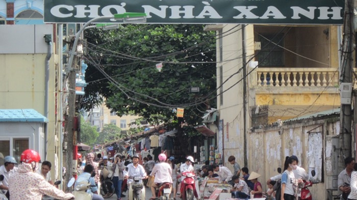 cung du khach nuoc ngoai vong quanh cac ngoi cho tru danh nhat dat ha thanh