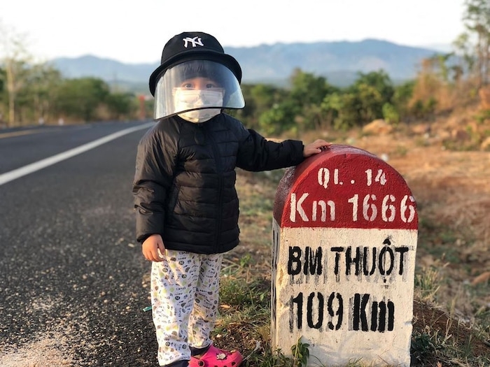 Hành trình gần 400 km cùng cha mẹ của "phượt thủ" nhí gây bão cộng đồng mạng hanh trinh gan 400 km cung cha me cua phuot thu nhi gay bao cong dong mang