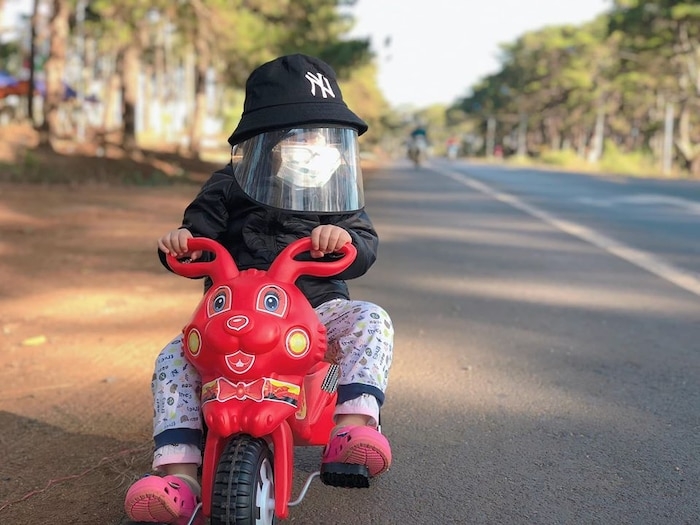 Hành trình gần 400 km cùng cha mẹ của "phượt thủ" nhí gây bão cộng đồng mạng hanh trinh gan 400 km cung cha me cua phuot thu nhi gay bao cong dong mang