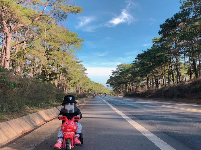 Hành trình gần 400 km cùng cha mẹ của "phượt thủ" nhí gây bão cộng đồng mạng hanh trinh gan 400 km cung cha me cua phuot thu nhi gay bao cong dong mang