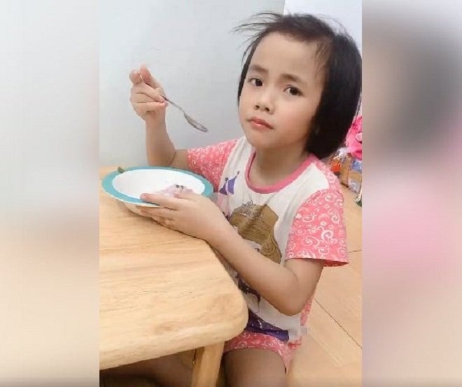 cuoc song hanh phuc cua em be muong lat liet 2 chan sau 3 nam duoc nhan nuoi